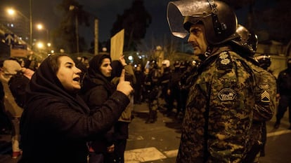 Mulher se dirige a um policial durante vigília, no sábado, pelas vítimas do voo da Ukraine International Airlines abatido pelo Irã, concentração que se transformou em um protesto antigovernamental.