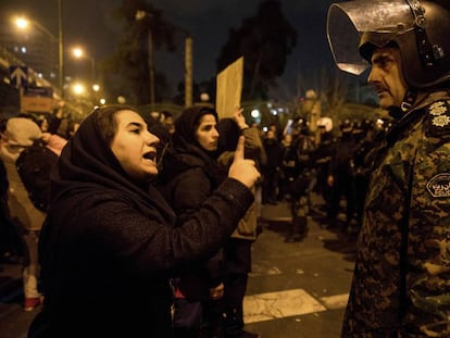 Mulher se dirige a um policial durante vigília, no sábado, pelas vítimas do voo da Ukraine International Airlines abatido pelo Irã, concentração que se transformou em um protesto antigovernamental.