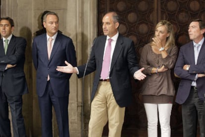 Francisco Camps, ayer durante su comparecencia, entre Vicente Rambla, Alberto Fabra, Sonia Castedo y Mario Flores.