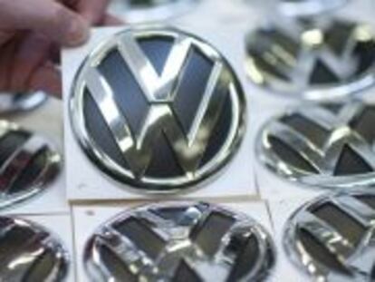 En la imagen, logotipo de Volkswagen en Wolfsburgo (Alemania). 