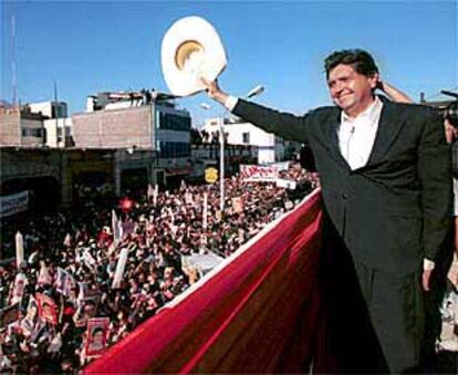 El candidato Alan García saluda a miles de sus seguidores en un mitin celebrado el lunes en Arequipa.