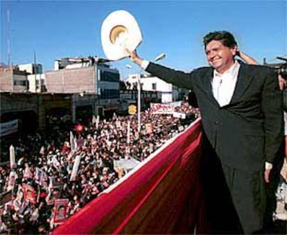 El candidato Alan García saluda a miles de sus seguidores en un mitin celebrado el lunes en Arequipa.
