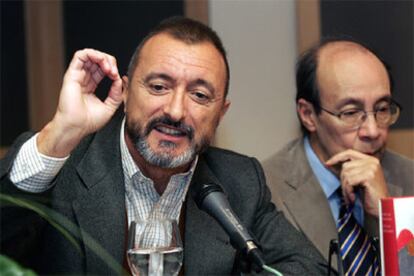 Arturo Pérez Reverte (izqda) y Francisco Rico, durante la presentación de la edición definitiva de las &#39;Novelas ejemplares&#39; de Miguel de Cervantes.