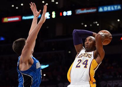 Kobe Bryant se dispone a pasar el balón ante Vucevic, de Orlando.