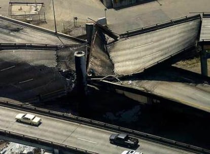 El calor del fuego ha sido tan intenso que ha fundido la estructura de la autopista