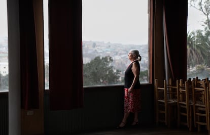 Una mujer en Valparaíso, Chile.