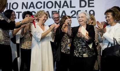 La directora de cine y guionista Josefina Molina, tras recoger de manos del ministro de Cultura y Deporte José Guirao (al fondo), el Premio Nacional de Cinematografía 2019 en el marco de la 67ª edición del Festival de San Sebastián.