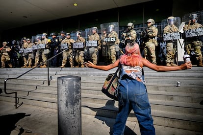 Una manifestante frente a una línea de la Guardia Nacional de California durante las protestas en el centro de Los Ángeles, el 9 de junio.