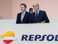 El presidente de Repsol, Antonio Brufau Niubó (D), y el consejero delegado de Repsol, Josu Jon Imaz (I), durante la Junta General de Accionistas de Repsol en mayo de 2025, en Madrid.