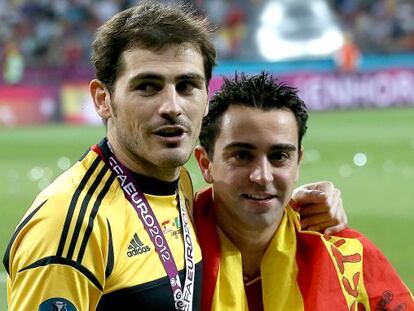 Casillas y Xavi, con el trofeo de la Eurocopa.