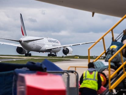 Un avión de Air France, en el aeropuerto Charles de Gaulle de París.