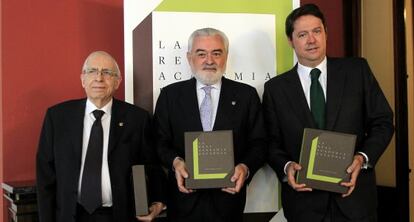 De izquierda a derecha, Manuel Seco, Darío Villanueva y Fernando Masaveu.