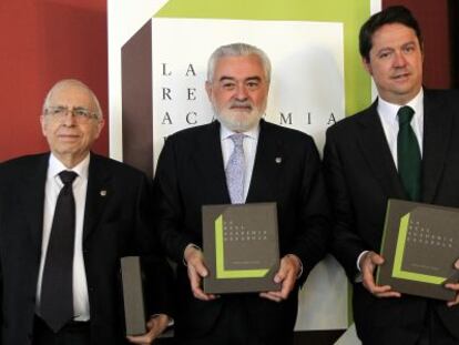 De izquierda a derecha, Manuel Seco, Dar&iacute;o Villanueva y Fernando Masaveu.