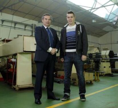 Mario Lobato (izquierda), junto a Jonathan Ropero, nuevo trabajador de su empresa.