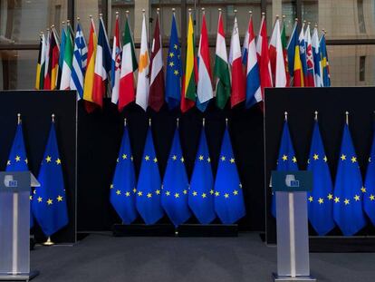 Banderas de la UE y los Estados miembros, en el edificio del Consejo Europeo en Bruselas.