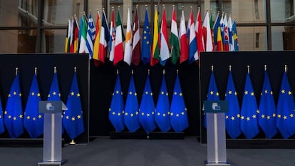 Banderas de la UE y los Estados miembros, en el edificio del Consejo Europeo en Bruselas.