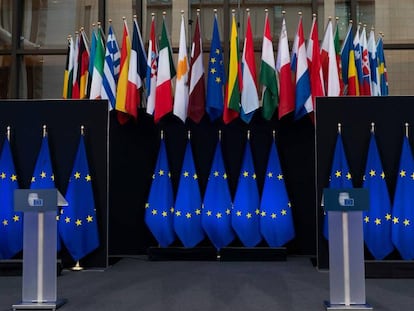 Banderas de la UE y los Estados miembros, en el edificio del Consejo Europeo en Bruselas.