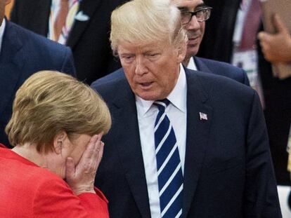 El presidente estadounidense, Donald J. Trump, y la canciller alemana, Angela Merkel, en el G20, en Hamburgo. EFE/Tore Meek