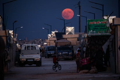 La superluna vista este lunes desde la ciudad de Idlib, Siria.