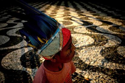 Un niño indígena durante la manifestación de pueblos indígenas en Manaus (Brasil) contra las decisiones del Gobierno Federal brasileño como la revisión de las demarcaciones de los territorios indígenas y la retirada de la Fundación Nacional del Indio (FUNAI) del Ministerio de Justicia.