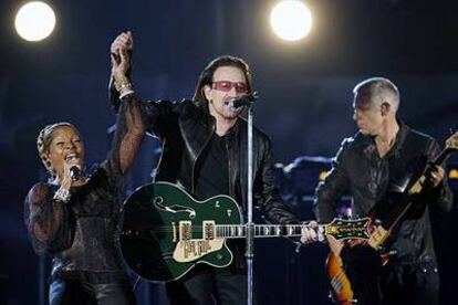 Mary J. Blige y Bono interpretan a dúo <i>One</i>, uno de los grandes temas del grupo irlandés.