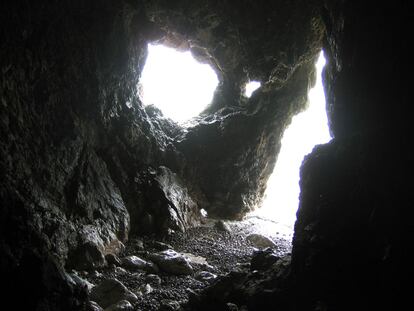 L'accés a la cova no és gens fàcil.