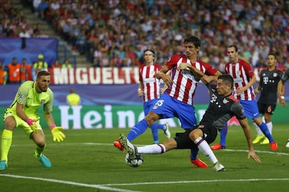 Lewandowski intenta batir al guardameta del Atlético de Madrid. 