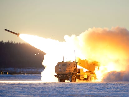 Lanzamiento de un cohete por una batería Himars, en la guerra de Ucrania.