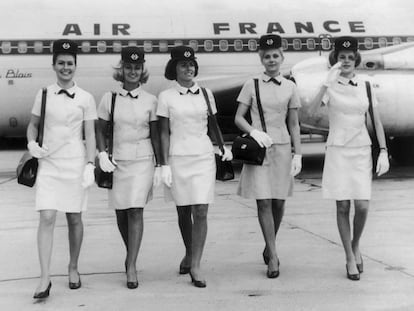 Cinco azafatas con el uniforme de Air France diseñado por el modisto Balenciaga en 1968.