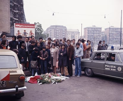 Un grupo deposita flores en Milán en 1972 en el lugar donde Luigi Calabresi fue asesinado. 