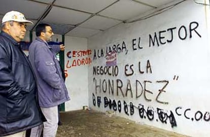 Mineros de MRT, ayer, en la entrada de la factoría para impedir la salida de maquinaria.