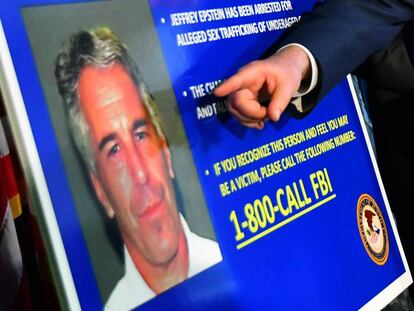Un cartel del FBI con la imagen de Jeffrey Epstein.