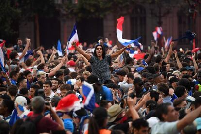 Aficionados galos celebran en el centro de París la victoria de Francia por uno a cero ante la selección de Belgica.