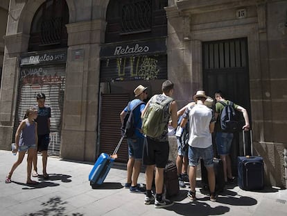 Un grupo de turistas entran en un piso vacacional.