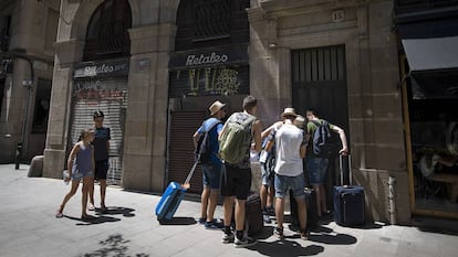 Un grupo de turistas entran en un piso vacacional.