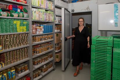 La directora de la ONG Pan y Peces Rocío Redondo Delgado, saliendo de la cámara frigorífica de la organización.