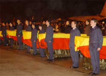 Los féretros de los agentes muertos en Irak llegan a Madrid.