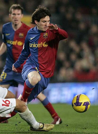 Messi recibe una entrada de un jugador del Mallorca.