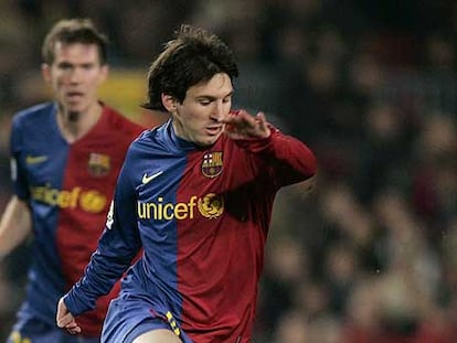 Messi recibe una entrada de un jugador del Mallorca.
