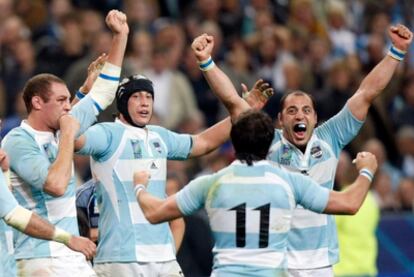 Los jugadores argentinos celebran la victoria ante Escocia en cuartos de final del Mundial de Francia 2007.