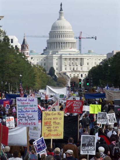 Washington, 25/10/2003. Miles de activistas por la paz marchan hacia el edificio del Capitolio contra la guerra, la primera manifestación importante desde que el presidente George W. Bush declaró el fin de los principales combates en la guerra contra Irak.