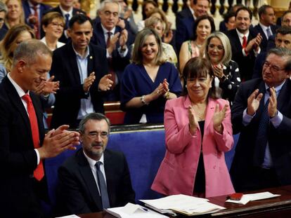 Manuel Cruz (sentado) recibe el aplauso de los senadores socialistas tras su elección como presidente del Senado.