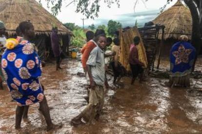 Habitantes de Chiluvi, una aldea de Mozambique, caminan este lunes por una calle cubierta de lodo tras el paso del ciclón Idai.