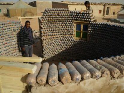 Un joven saharaui diseña una vivienda innovadora con botellas de plástico para mejorar las condiciones de vida de una población que lleva más de 40 años refugiada