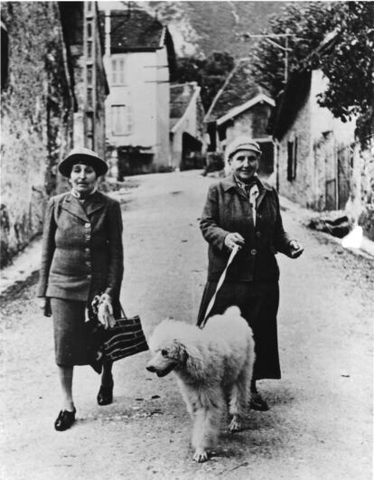 Gertrude Stein (a la derecha) con Alice B. Toklas paseando por la campi&ntilde;a francesa.