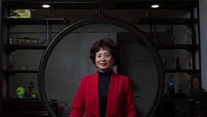 Margaret Chen declarada una de los 100 cuidadanos chinos mas influyentes fuera de sus fronteras por el gobierno Chino posa en el salón de su domicilio , Madrid Foto: Víctor Sainz