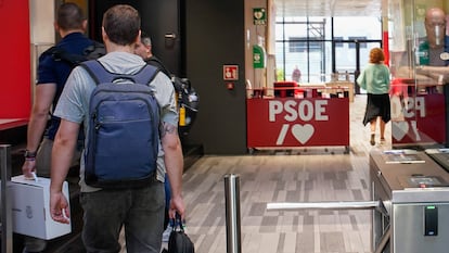 Agentes de la UCO entran en la sede del PSOE, en la madrileña calle de Ferraz, este viernes.