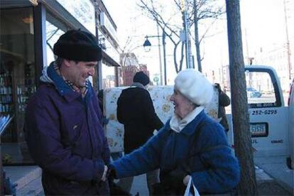 El politólogo y candidato liberal al Parlamento canadiense Michael Ignatieff saluda a una vecina de Etobicoke.