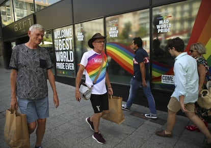 Gente paseando por el barrio de Chueca.