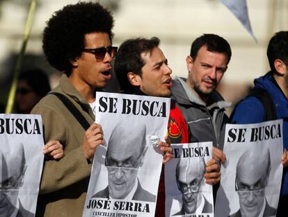 Manifestantes protestam contra Serra em Buenos Aires.